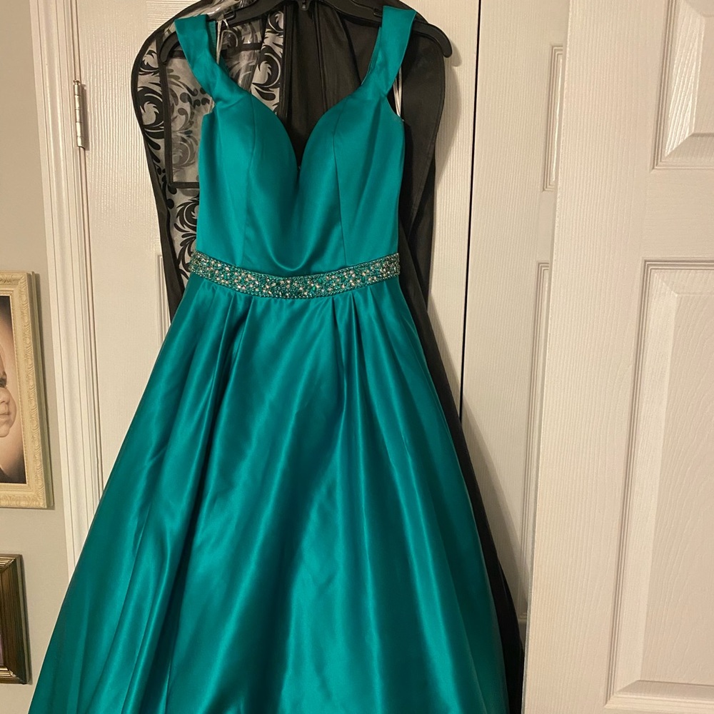 Sherri Hill Emerald ball gown size 8